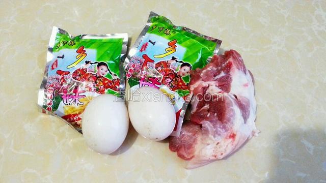 准备好猪肉，榨菜，鸭蛋
