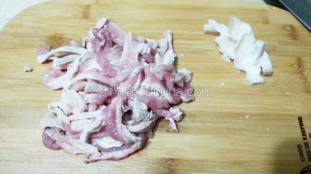 猪肉过下水，洗净切肉丝
