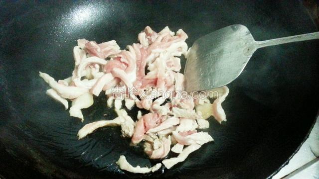 锅里放少许油，放入肉丝煸炒