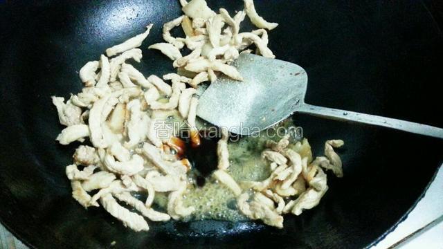 然后加入盐，料酒，耗油，炒均匀