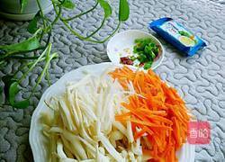 海鲜菇炒胡萝卜的做法图解2
