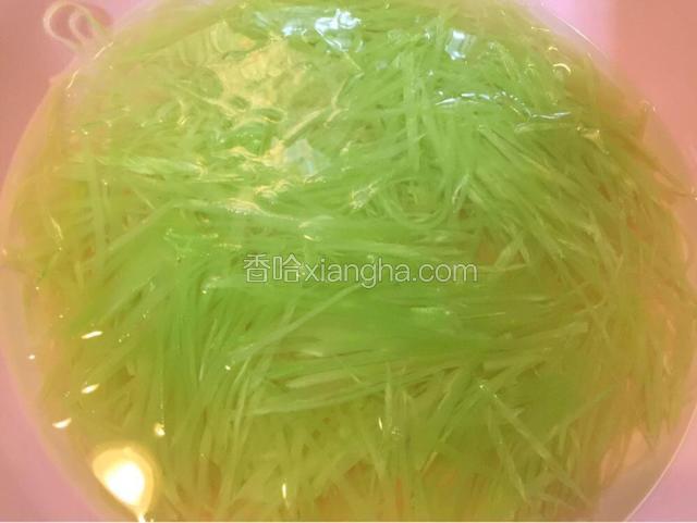 焯水后的莴笋丝马上浸入冷水中浸泡