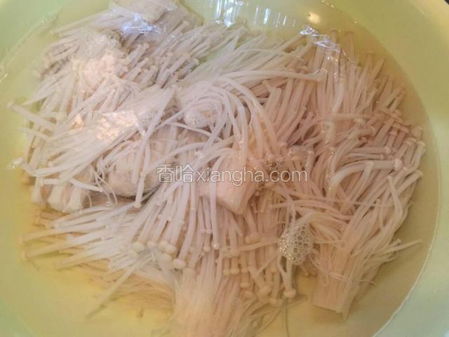 焯水后也应立即入冷水中浸泡