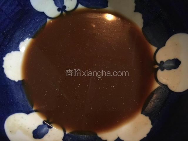 取蚝油、生抽（比例2:1）、盐、淀粉、白胡椒加清水入容器中调匀
