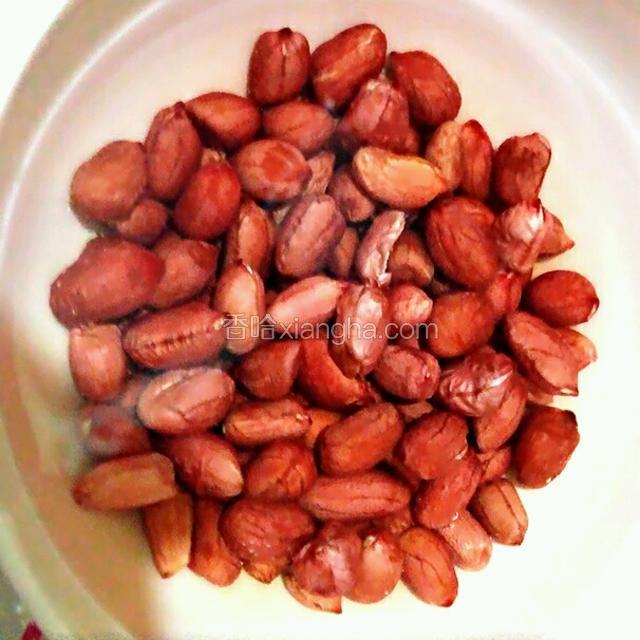 花生洗净浸泡半个小时。