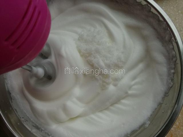 打至蛋白划过留痕时，把剩余1/3糖加入。