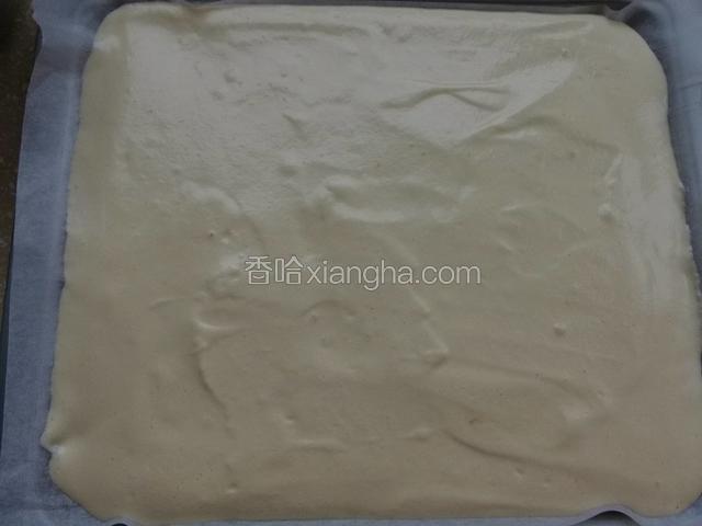 烤盘加油纸，倒入面糊，刮平。