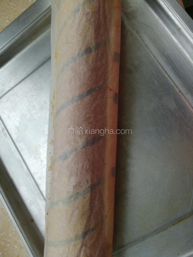 借用油纸卷起蛋糕，晾凉后放冰箱冷藏。