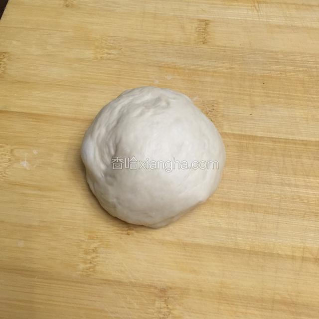 分出小面团（豆沙毛毛虫面包）