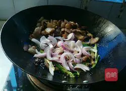 Illustration of the recipe of twice-cooked pork with flavored black bean sauce 11