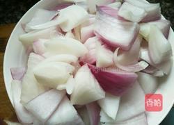 洋葱炒腊肉的做法图解2