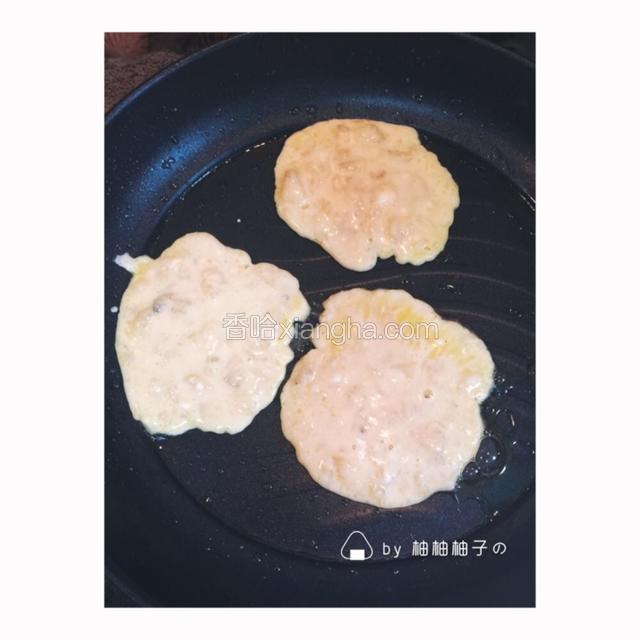 调成糊，锅烧热放油，放入面糊

貌似这是我煎过的最丑的一次饼，关键时刻丢人