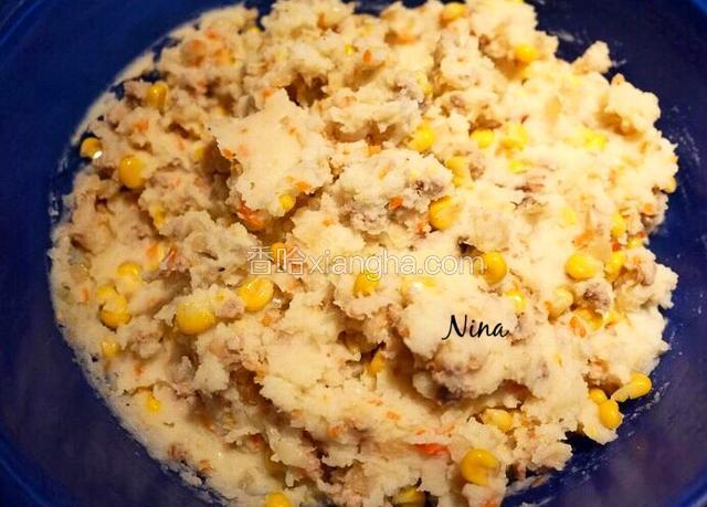 土豆泥与炒好的食材混合均匀，用手团成大小差不多的饼，放入冰箱冷冻30分钟定型，方便之后的操作。