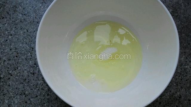 蛋清中加入几滴白醋，一次性加入糖