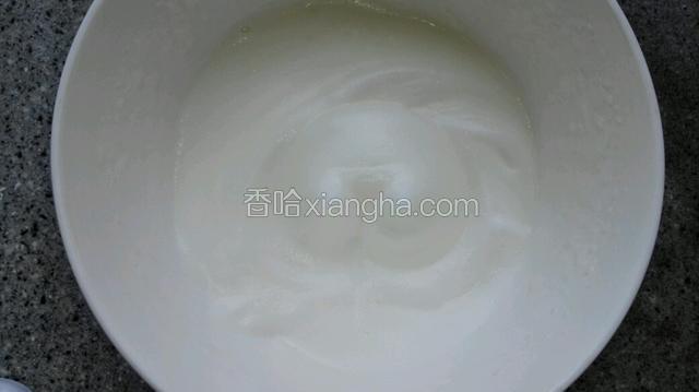 蛋清打入干性状态，这时烤箱预热