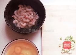 虾仁跑蛋的做法图解1