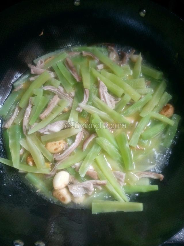 炒一小会加入开水，待青笋熟了调味，最后加淀粉炒几下就行了