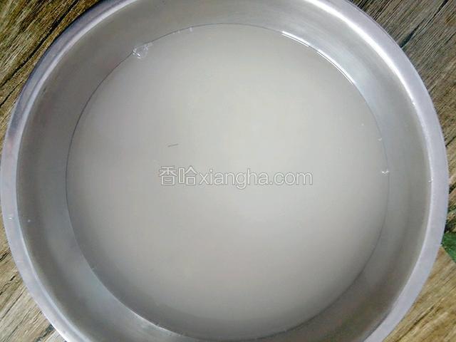 清洗两次，第三次留入盆中，浸泡大米（1~2个小时）