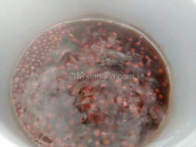 电饭煲开火，煮红小豆
