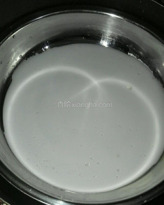 准备一个圆盘，刷点植物油（使米浆不会粘锅），将调好的米浆倒入圆盘，摇匀