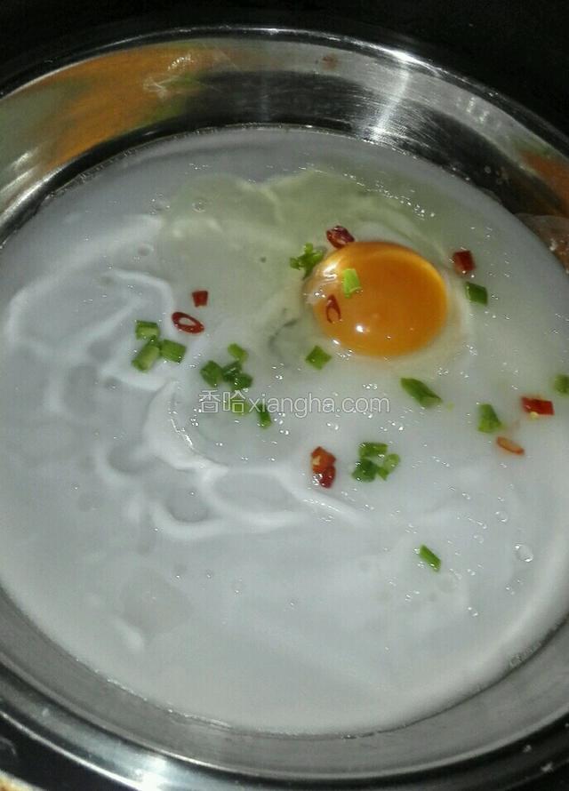 盖上锅盖，大火蒸一分钟，米浆凝固后加入鸡蛋，葱花