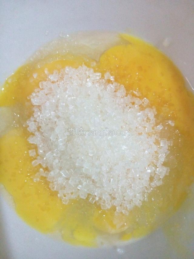 蛋黄加糖放几滴醋搅拌到糖完全溶化侍用(放醋主要是去蛋腥味)