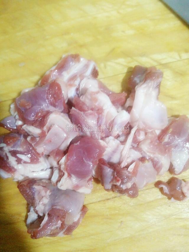 羊肉切成滚刀块，洗净备用。