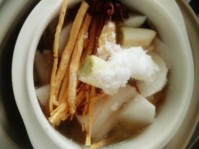 放入白萝卜，党参，葱姜蒜花椒大料，料酒，盐，白糖和足够的水。