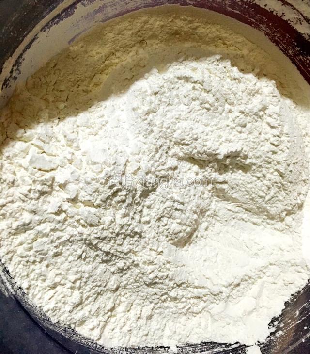 糯米粉和粘米粉混合（粘米粉不宜过多，不然成品会很硬）