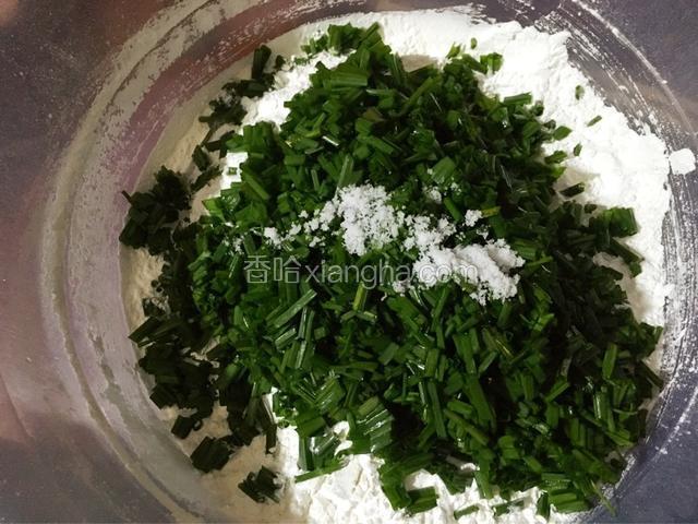 在糯米粉上放入切好的荞菜，荞菜上放少许盐用手用力抓匀使其出水