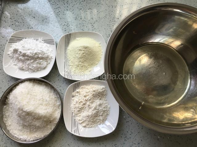分别是低筋面粉，糖粉，椰蓉，鸡蛋清，奶粉。