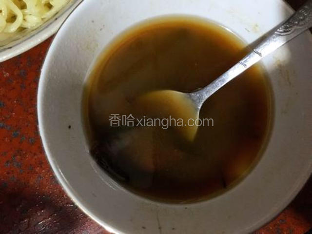 首先要热锅放入猪油烧热，加蒜片、葱段煎至表面呈焦黄色后捞出弃之。只留下葱油、盐、酱油、鱼露炒香后盛出备用
