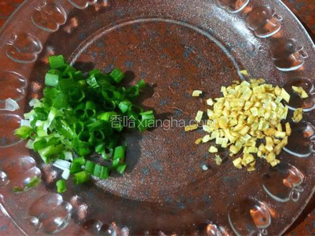 蒜蓉用低温油炸至表面金黄脆香后捞起、葱花备用