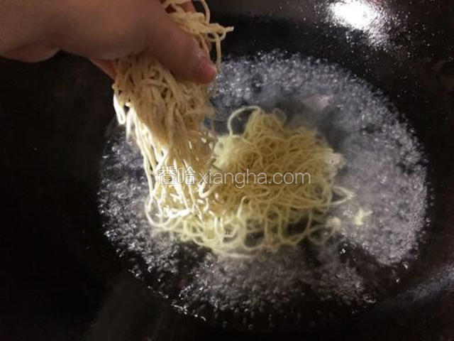 执一把生面落入沸水中
