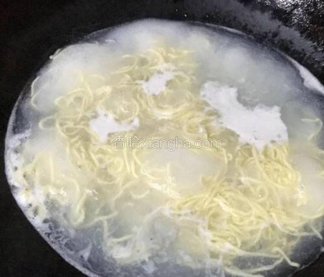 面条上下翻滚逐渐松散，从暗白到淡黄