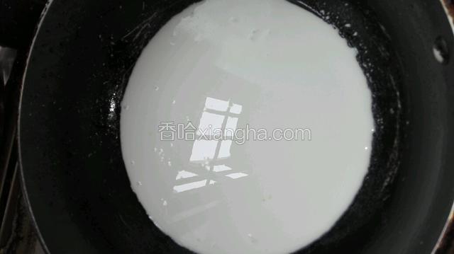 大米磨成米浆（身在外地，用市场买的粘米粉直接做更方便），清水调稀，放点盐