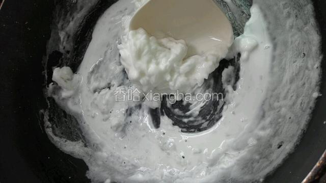 倒入锅中加热，用铲子不听地搅拌
