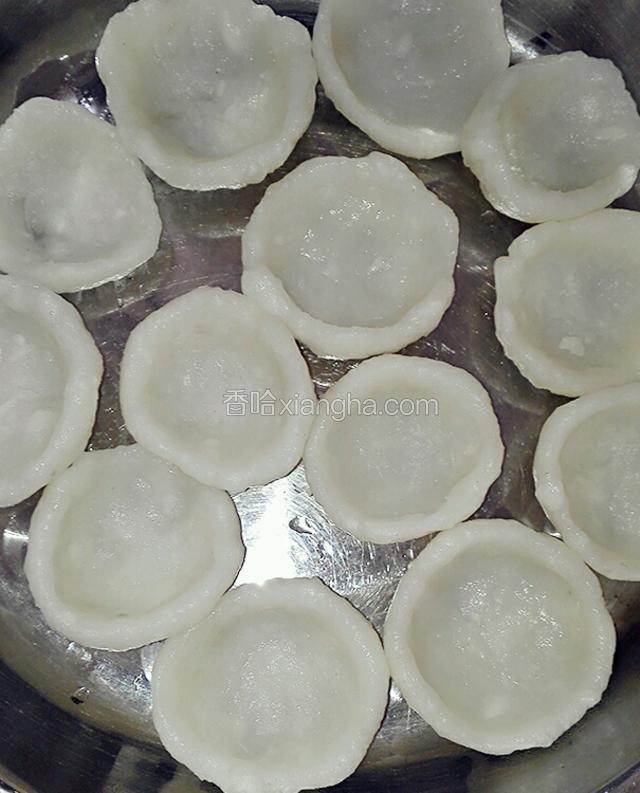 再做成灯盏的形状，手上要抹点油，不会粘手，粿皮做好待用