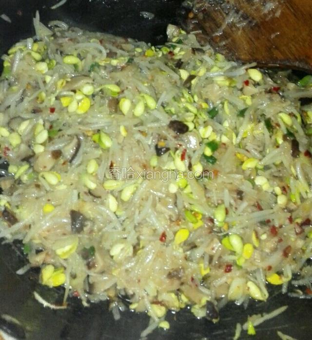 锅中多放点油，将馅料快速翻炒，加入干辣椒，放点生抽，盐调味