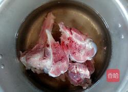 猪骨头莲藕胡萝卜汤的做法图解2
