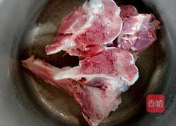 猪骨头莲藕胡萝卜汤的做法图解1