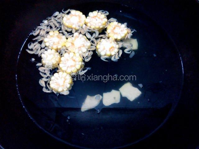 锅里加入适量清水、放玉米、虾米、姜、大火烧开