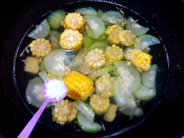 放盐、即可出锅、(第五步骤开始、图片份量多了与前几步骤图不一样、因为是分开两次来拍照的)