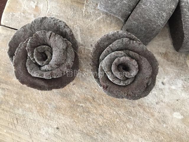 中间切一刀 花瓣用手调整一下