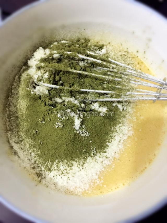 筛入奶粉、抹茶粉 搅匀 搅至细腻 