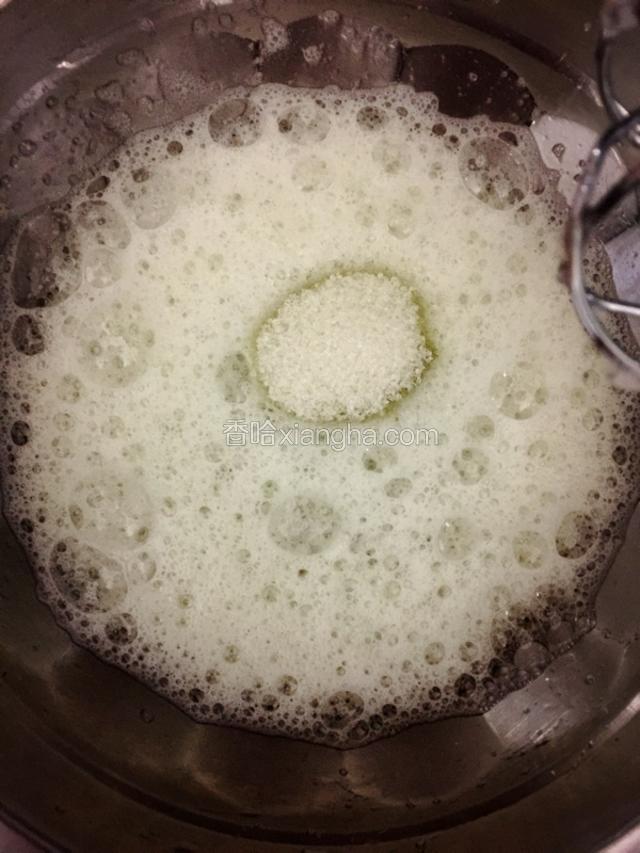 预热烤箱 170度5分钟 蛋白分三次加入糖 打发至有大弯钩状态 不要打发过头了