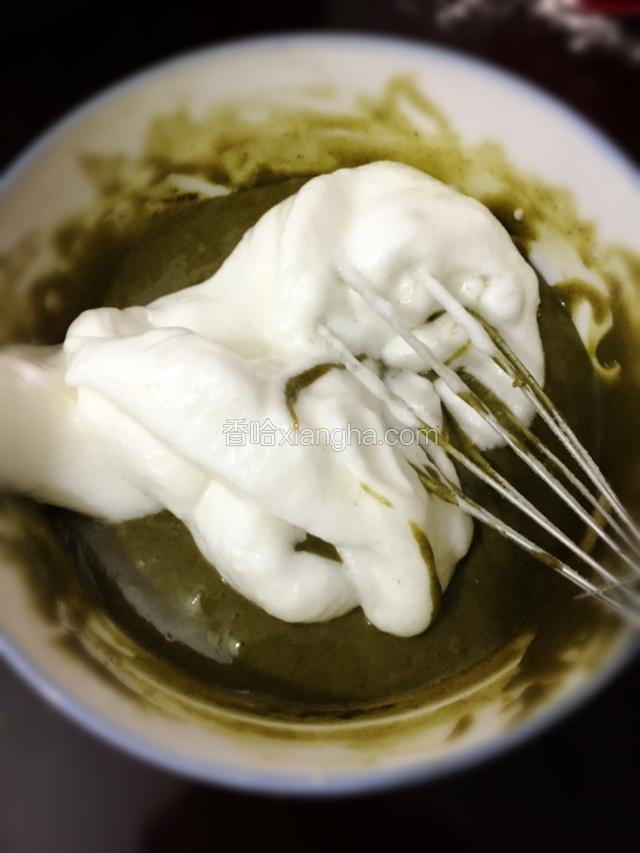 加1/3蛋白霜到蛋黄糊中翻拌均匀
