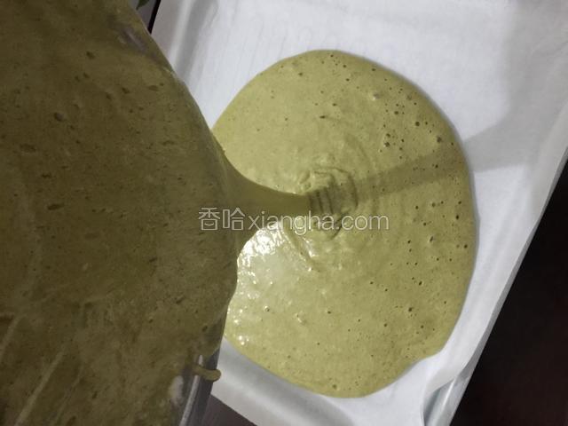 倒入铺好油纸的烤盘中 