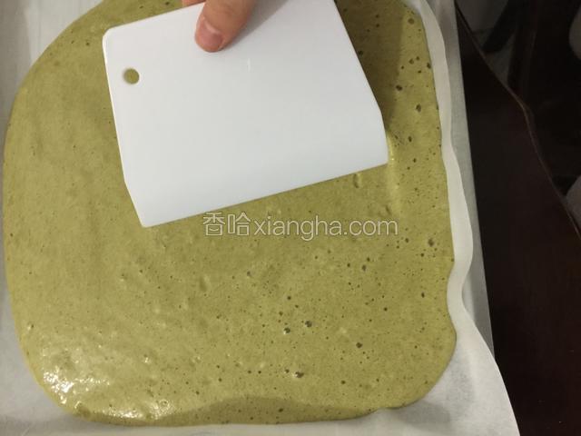 用刮板刮平整 将烤盘轻震几下 去除气泡 马上入烤箱 170度18……20分钟 上色就好了 根据自己烤箱情况调整时间