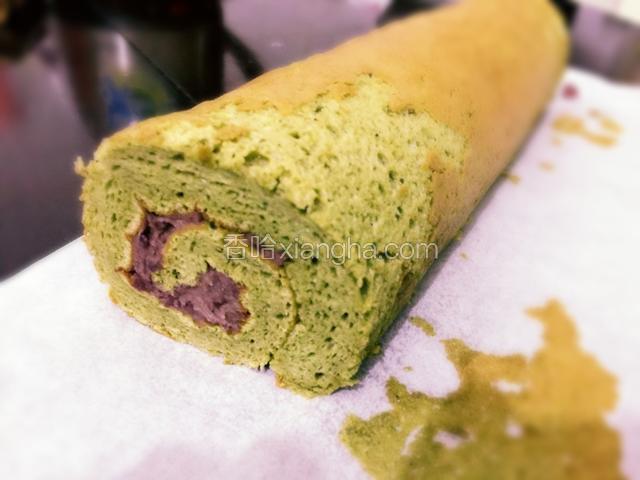 烤好拿出翻面撕下油纸晾凉抹上红豆馅 卷起静置10分钟